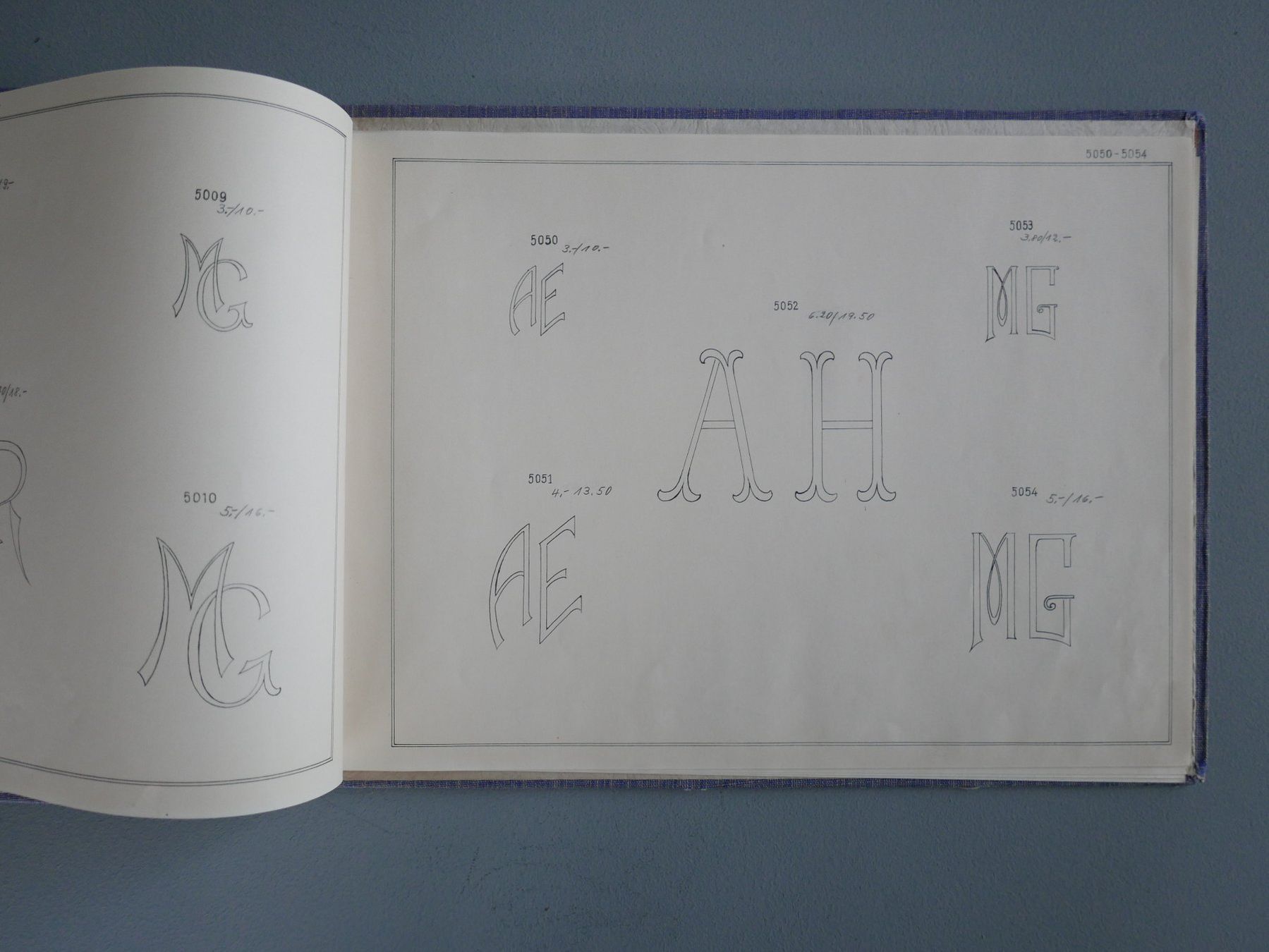 Bücher: ANTIKES MUSTERBUCH VORLAGE GESTICKTE MONOGRAMME – Gebraucht aus Balgach von Zwischenraum 3