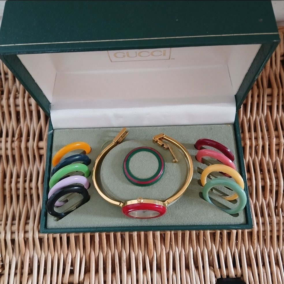 Gucci Uhren: Gucci Watch with Interchangeable Bezels Set Gold Tone – Gebraucht aus Kloten von fas_2ctn 1