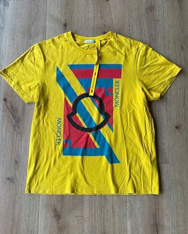 T-Shirts: Moncler T-shirt – Gebraucht aus Attinghausen von steeve123