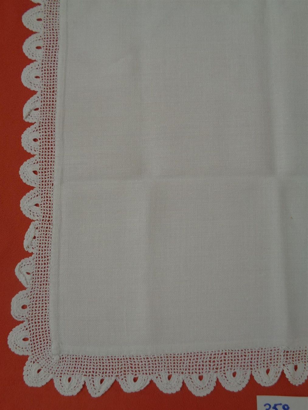Altra biancheria da tavola: Tischläufer mit Spitzen 63x106cm.Vintage – Usato da Chur venduto da omonia 1