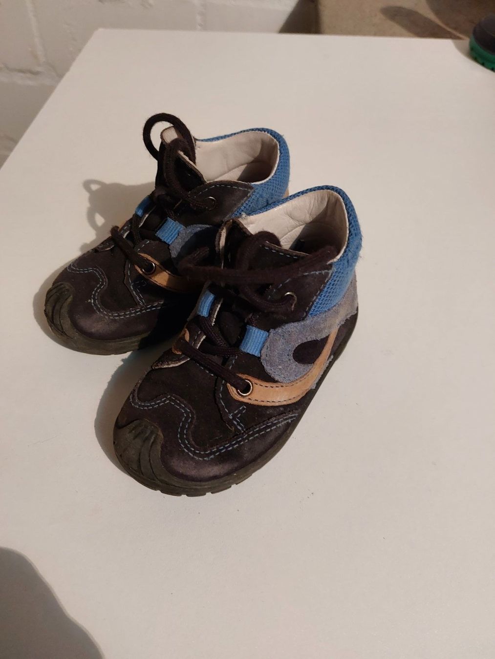 Scarpe per ragazzi: Kinderschuhe Grösse 20 Halbschuhe – Usato da Pfaffnau venduto da hei_9l9h 1