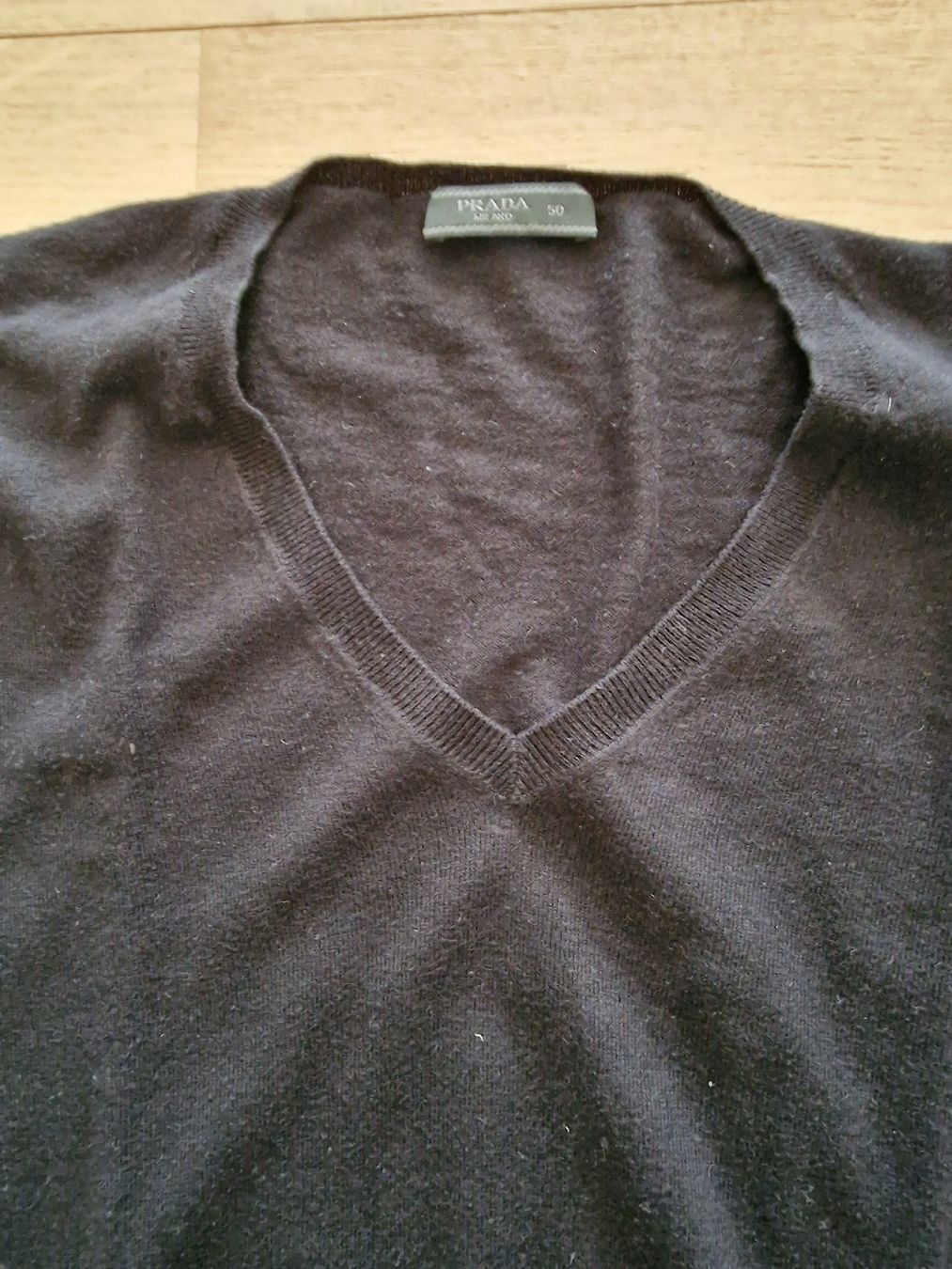 Prada Maglioni & Felpe: PRADA Pullover V-Ausschnitt Grösse 50 schwarz – Usato da Allenwinden venduto da Babo2 1