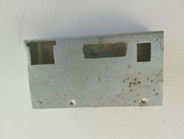 Metallgehaeuse für Tür rechteckig zwei Bohrungen silberfarbi