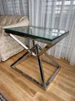 Beistelltisch mit Glasplatte und Metallgestell