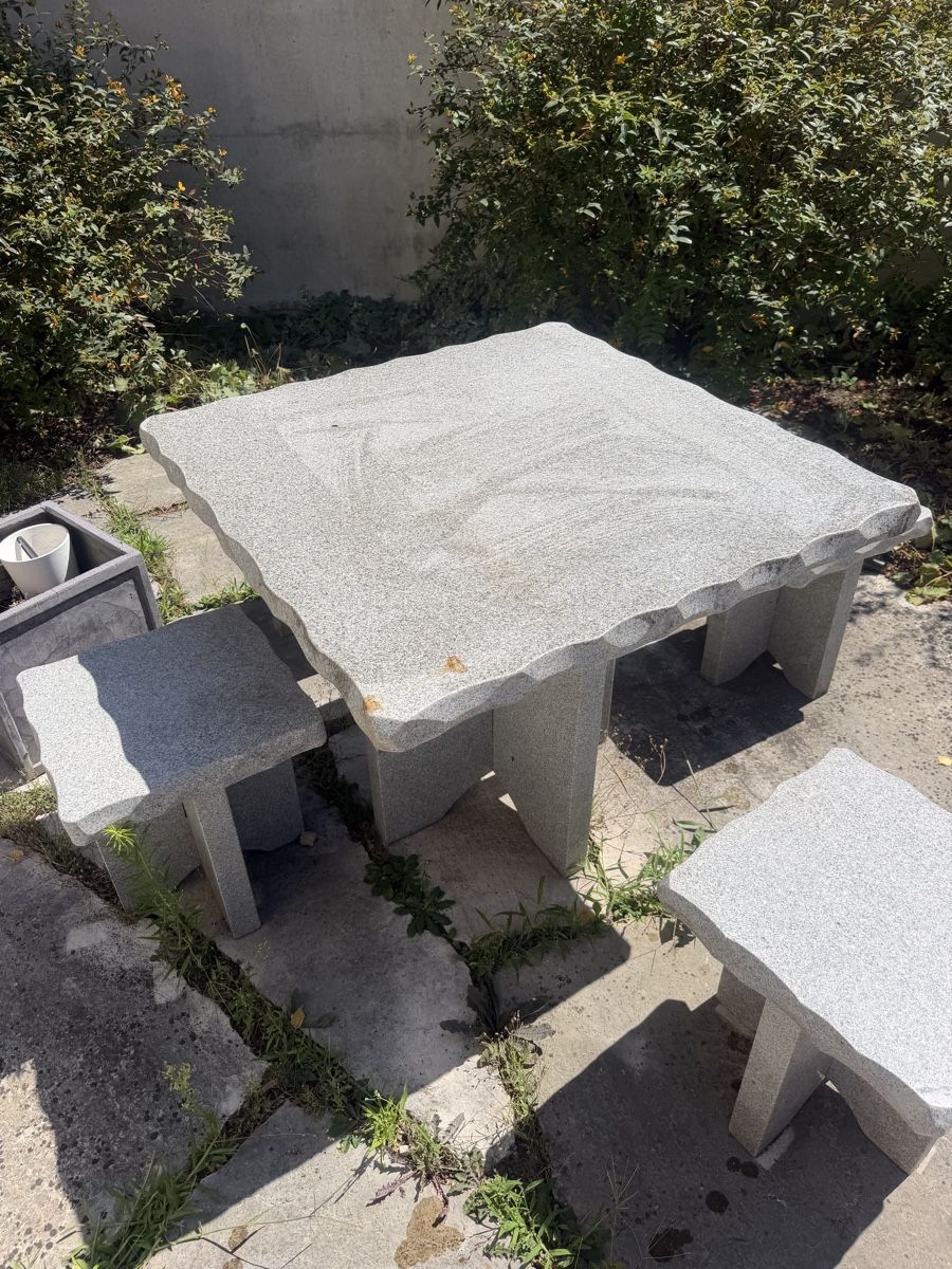 Set di tavolo e panche: Gartentisch mit Sitzbänken Granit rustikal Naturstein 4-teil – Usato da Therwil venduto da massimo_gino 2