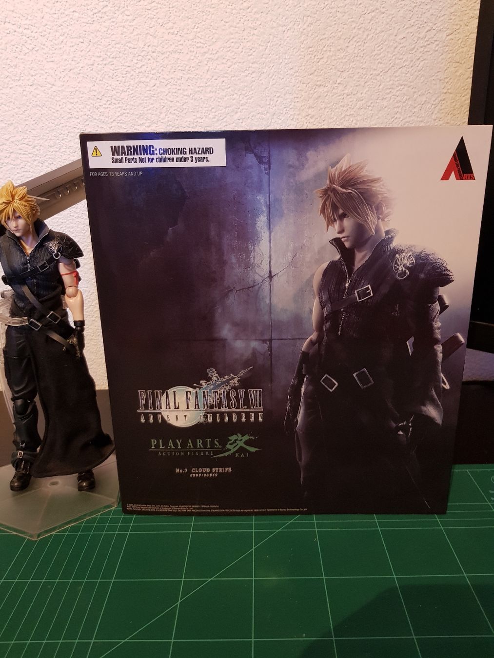 Statuette: Play Arts Action Figure Final Fantasy VII Cloud Strife – Usato da Niedergösgen venduto da Kamui8