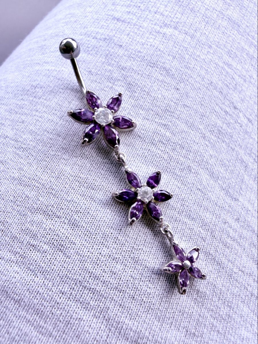 Piercingschmuck: Bauchnabelpiercing 3 violette Blumen – Neu (gemäss Beschreibung) aus Strengelbach von Chiavara