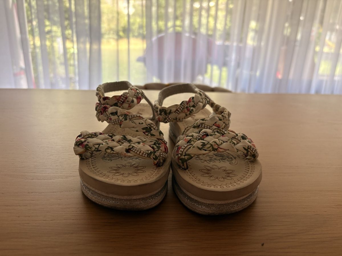 Chaussures femmes: Sandali da donna con fiori e strass  – D'occasion à S. Antonino par FedeKikka88 2