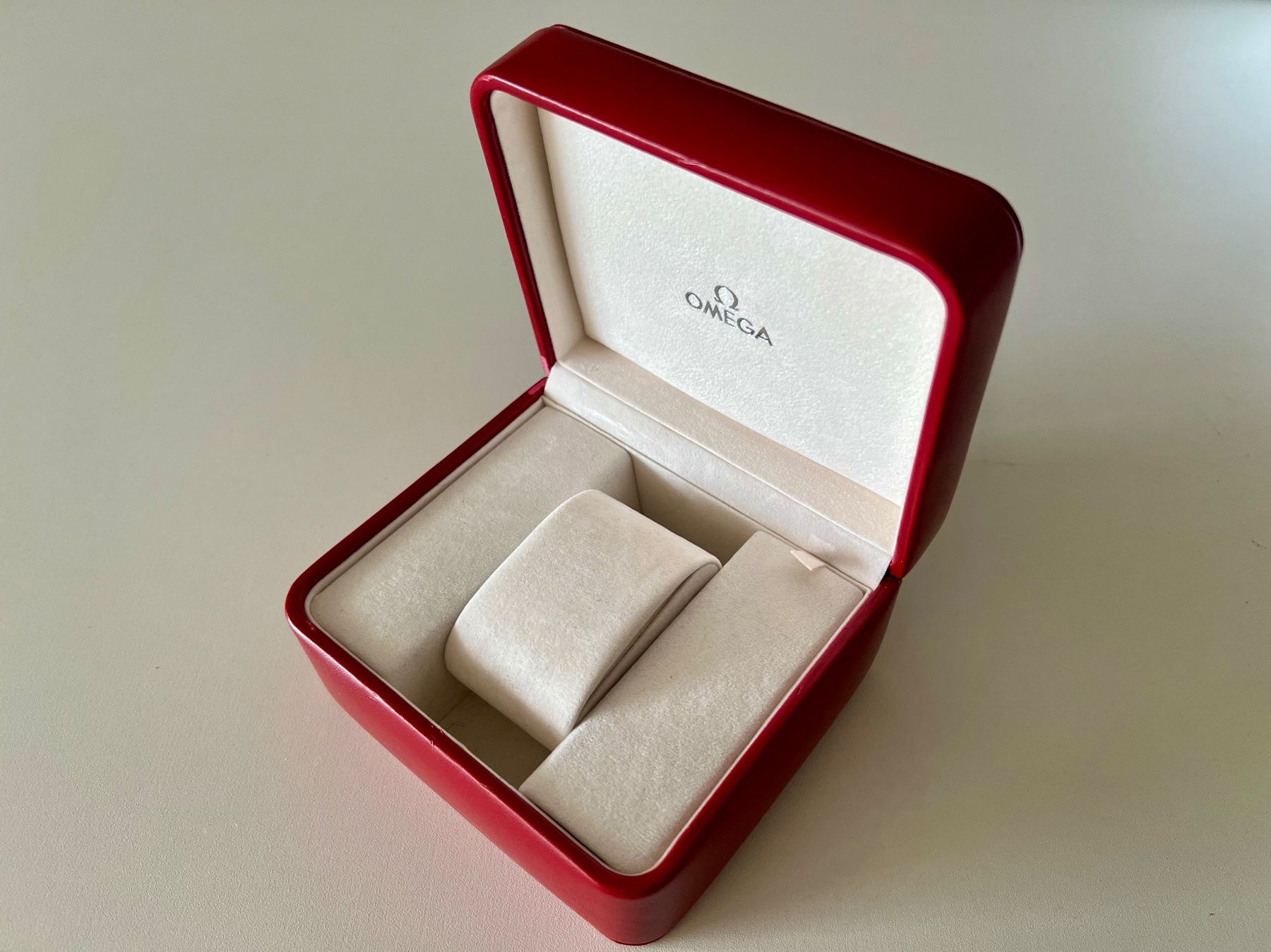 Omega Orologi: OMEGA red watchbox with outerbox and soft microfiber, 2000’s – Usato da Mont-sur-Lausanne venduto da vmi_ym5l 8