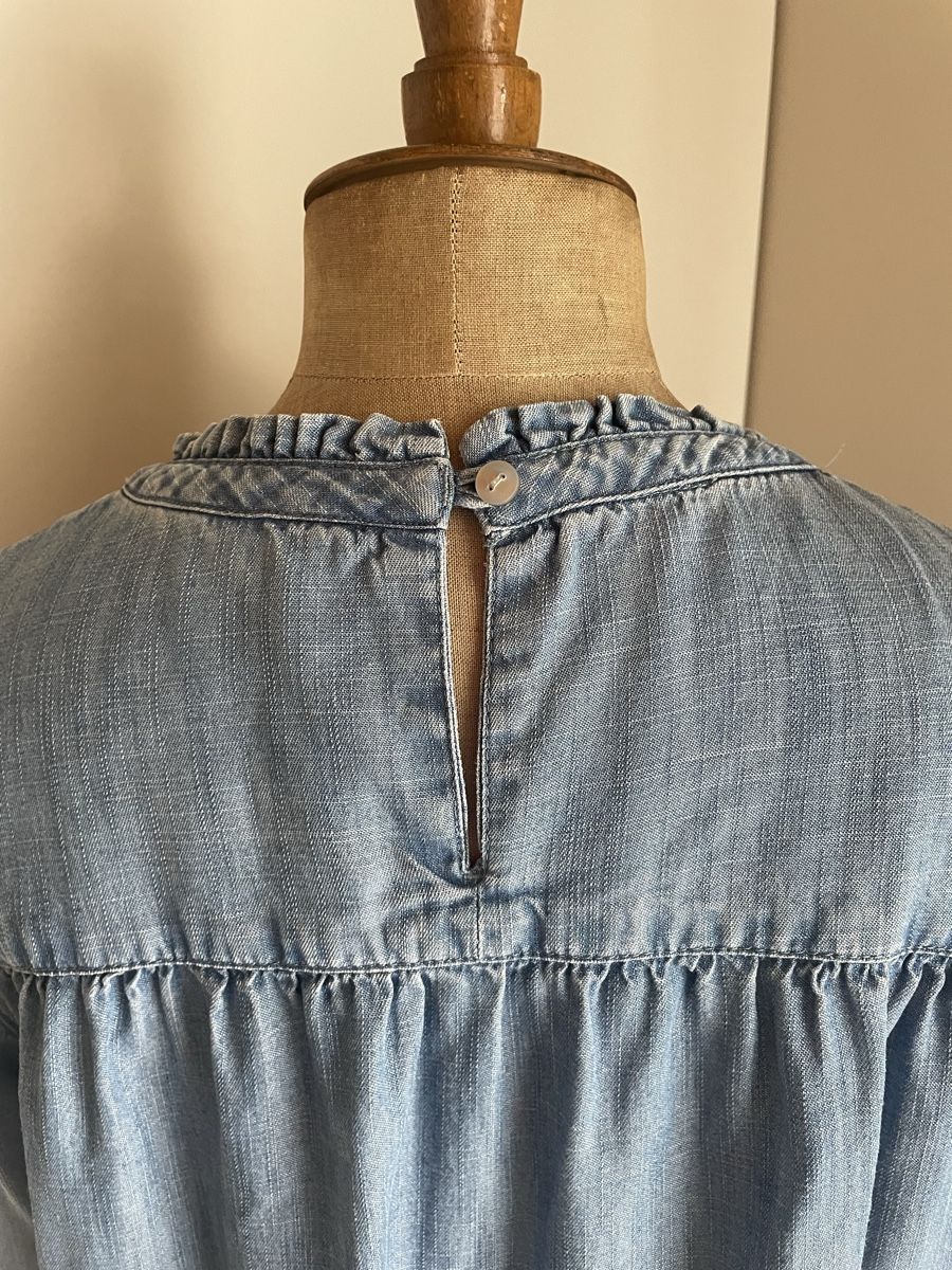 Camicette: M&S Bluse Jeanshemd hellblau Rüschen Gr. S/M – Usato da Oberwil BL venduto da another-day-of-sun 3