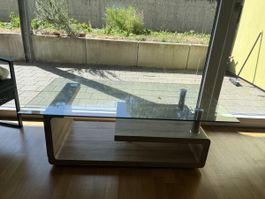 Couchtisch mit mehreren Ebenen und Glasplatte