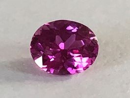 RUBIN (N)=unbehandelt  vivid pink/red   oval  0.57cts