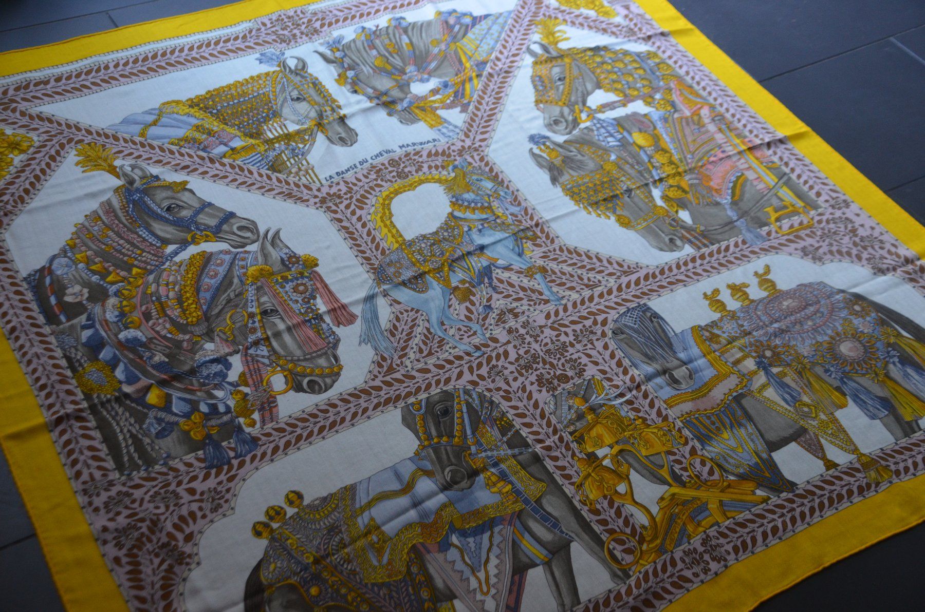 Hermès Foulard & Sciarpe: Schal / Châle Hermès 140 x 140 cm – Usato da Collonges venduto da Auganien 6