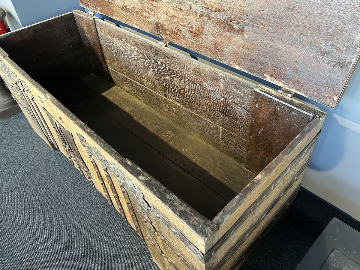 Truhen: Gotische Truhe – Gebraucht aus Gossau SG von Keller-Antiques 1