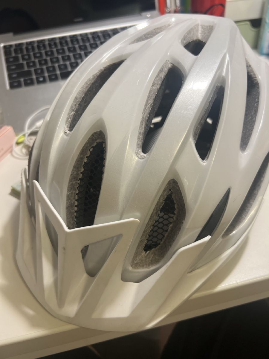 Alpina Caschi: Alpina White Cycling Helmet – Usato da Bern venduto da fen_7rn8 1