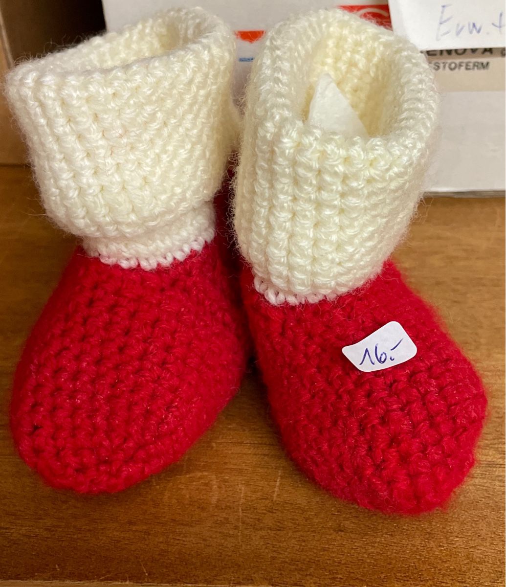 Scarpe per ragazzi: Handgestrickte Babyschuhe, Gr. 18/19 – Nuovo (secondo la descrizione) da Zollikerberg venduto da Fina2022