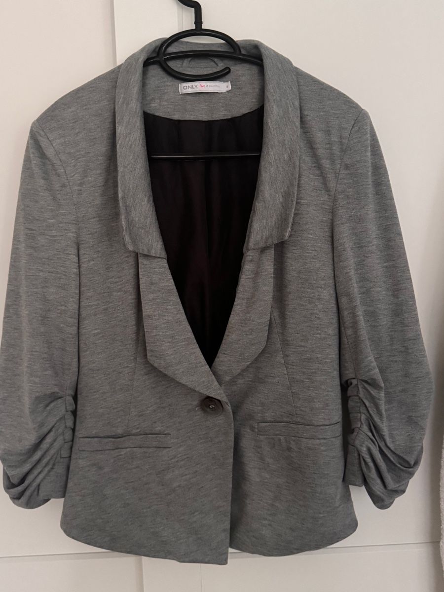 Only Jacken: Blazer gris Only, taille S, idéal pour le printemps! – Gebraucht aus La Chaux-de-Fonds von Sabinchenn