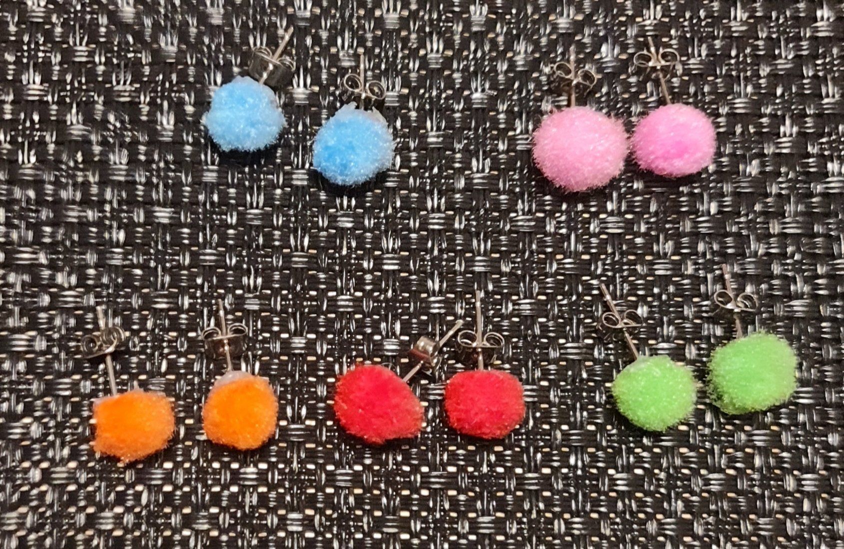 Orecchini pendenti & Orecchini a lobo: Handgemachte PomPom Ohrstecker – Nuovo e nell'imballaggio originale da Grafstal venduto da sel_yil