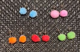 Handgemachte PomPom Ohrstecker