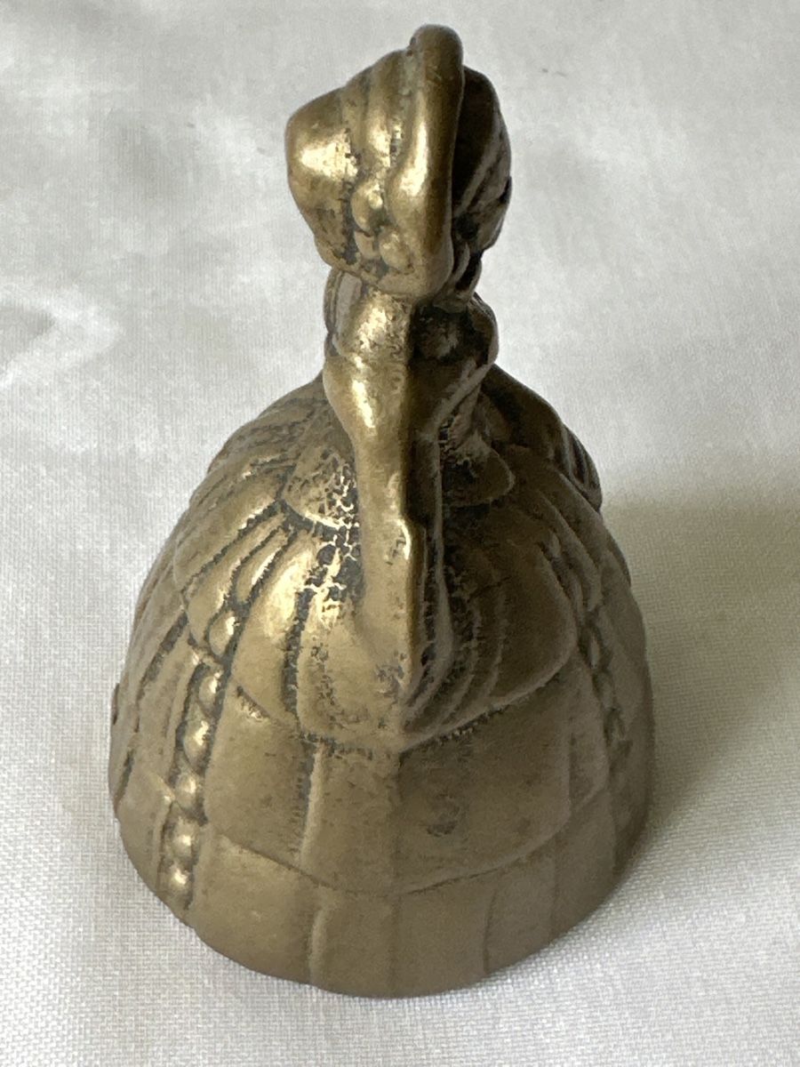 Cloches & sonnailles: Antike Glocke Messing Dame Glockenfigur Vintage Deko – D'occasion à Zürich par Chaeffeler 2