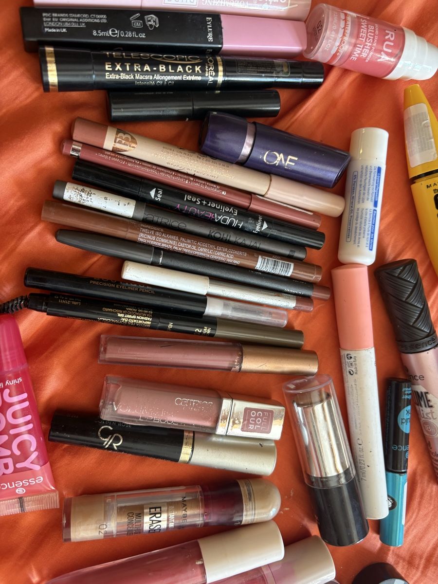 Make-up: Huge Makeup Bundle - Foundation, Lipsticks, Eyeliners... – Usato da Seuzach venduto da  1