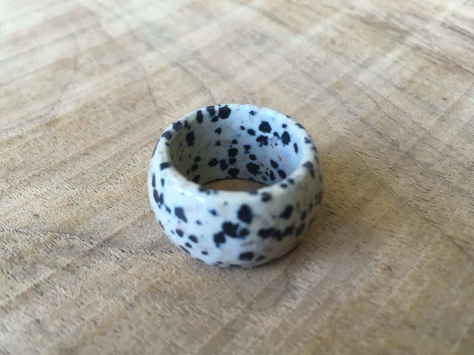 Anelli: DALMATINERJASPIS  FINGERRING  BREITE 14,3mm  GRÖSSE 59 – Nuovo e nell'imballaggio originale da Aesch ZH venduto da LiquidAktion 1