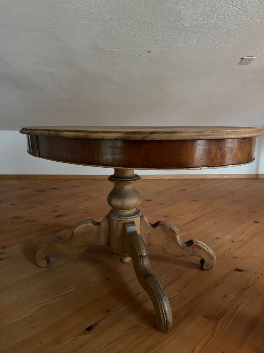 Tables: Antiker Tisch aus Nussbaumholz – D'occasion à Dürnten par Torquay 1