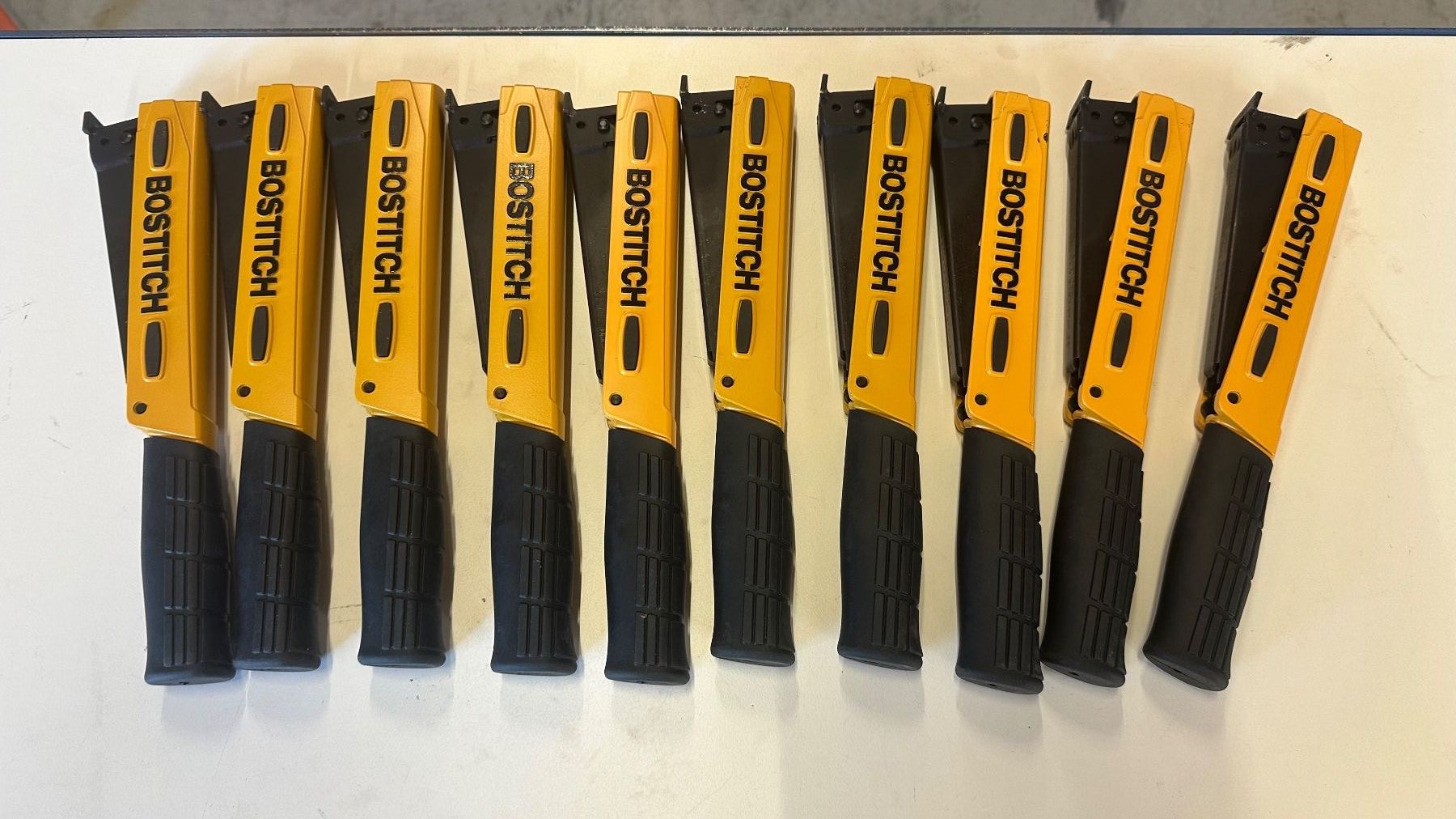 Bostitch Tutti gli attrezzi: Bostitch Hammertacker H30-8 mit Auflageplatte – Nuovo (secondo la descrizione) da Uetendorf venduto da Revotool 2