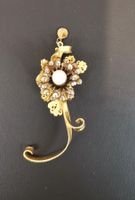 Brosche, Blumenförmig mit Perle