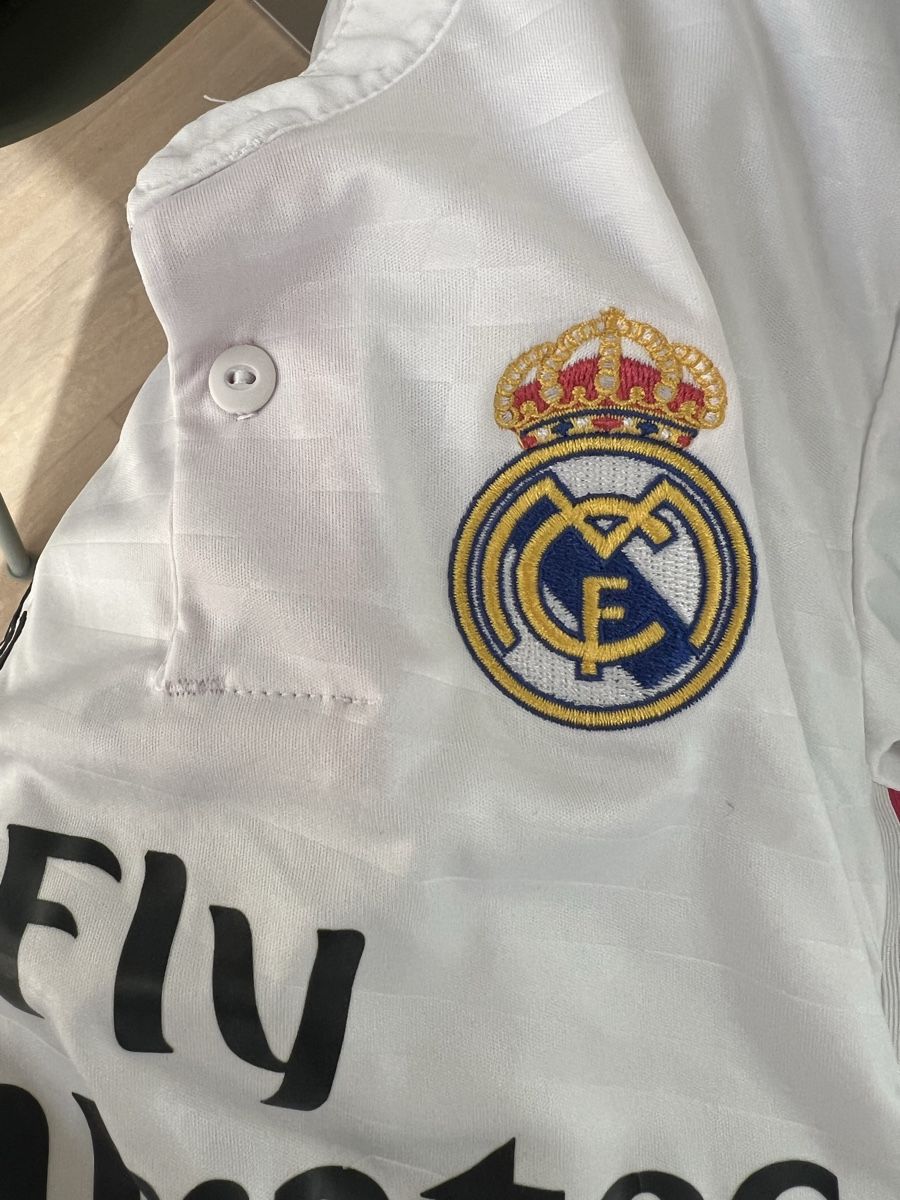 Real Madrid Canottiere & Pantaloni: Pull foot réal Madrid 4 ans – Usato da Sion venduto da jerermy1911 1