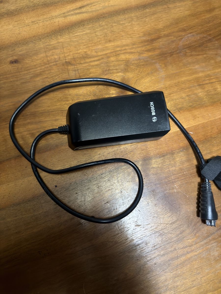 Chargeurs: Bosch Aufladegerät – D'occasion à Solothurn par fluri79