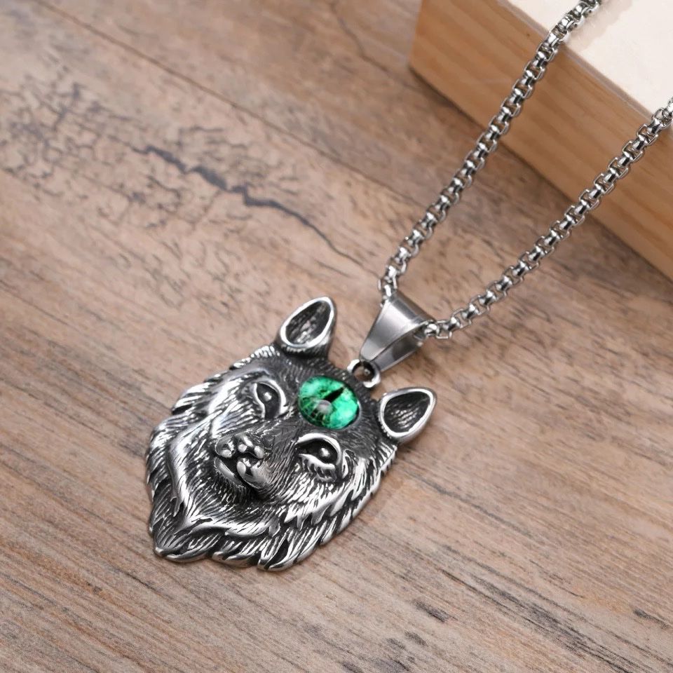 Ketten: Men necklace silver wolf face blue stone – Neu und originalverpackt aus Aarburg von StavFashion
