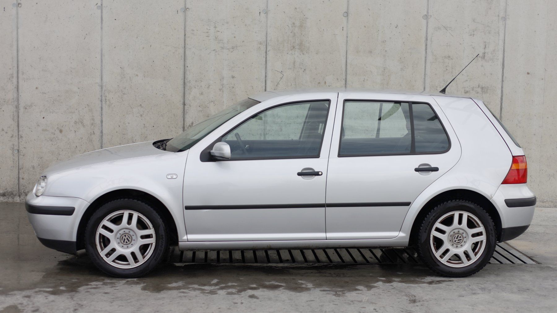 VW Automobili: VW Golf 2.0 Automatik 2002 – Usato da Grenchen venduto da dietervsw 2