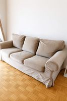 Gemütliches 3er Sofa mit Überzug, sehr guter Zustand“.