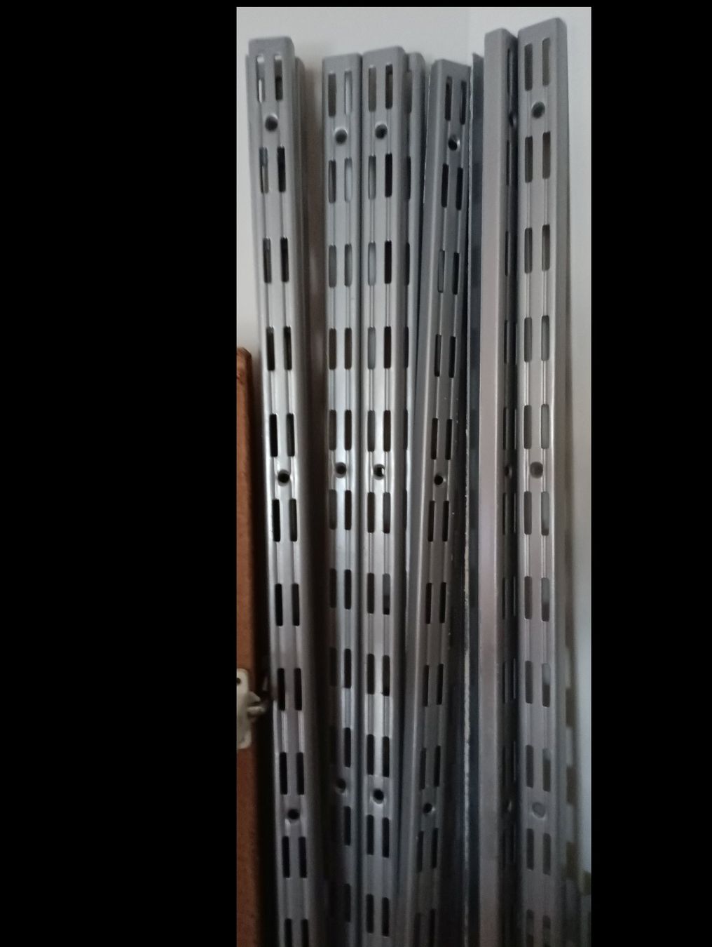 Scaffali: Element System Wandschienen Doppelreihig Silber-Grau – Usato da Opfikon venduto da jgpro 1