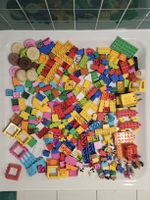 Vaste collection de duplos, yc. véhicules et personnages