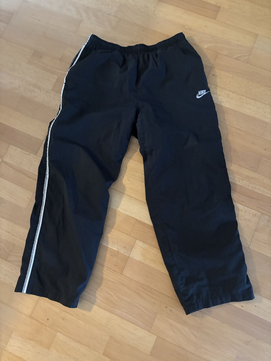 Nike Pantaloni: Nike Trainingshose schwarz Grösse S – Usato da St. Gallen venduto da Florina.B 1