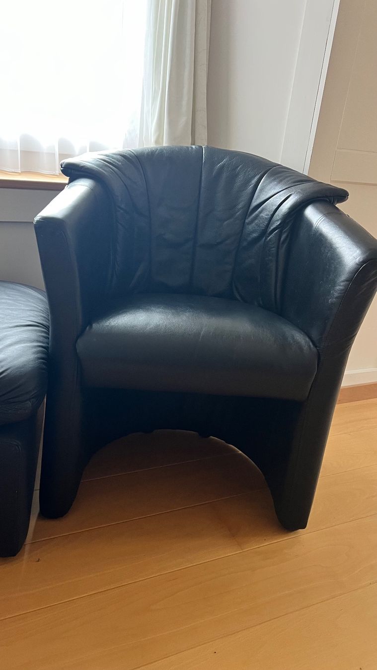Sessel: Leder Sessel mit Fusshocker, schwarz, bequem – Gebraucht aus Schmerikon von Kneisel 1