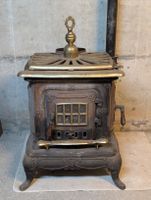 Antiker Gusseisenofen (um 1900) – Historisches Schmuckstück
