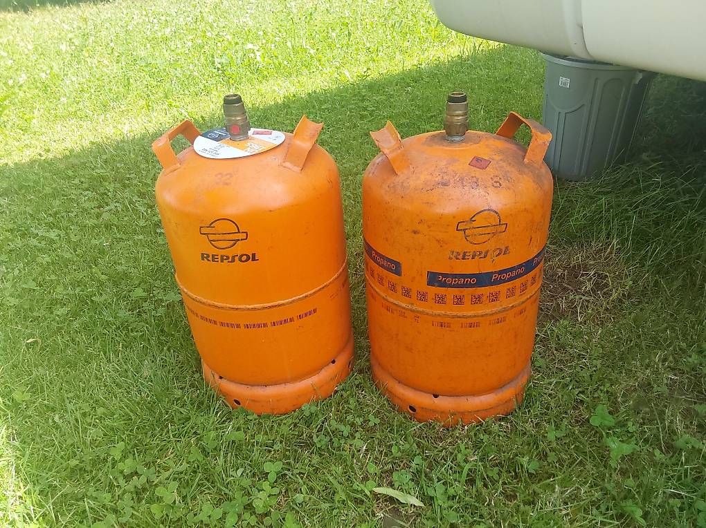 Gas-Geräte & -Technik: REPSOL 2 Gasflaschen leer – Gebraucht aus Unterägeri von brj04