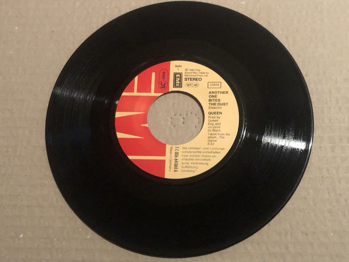 Schallplatten: Queen. 1980. Another One Bites The Dust – Gebraucht aus Faulensee von Mizuno06 2