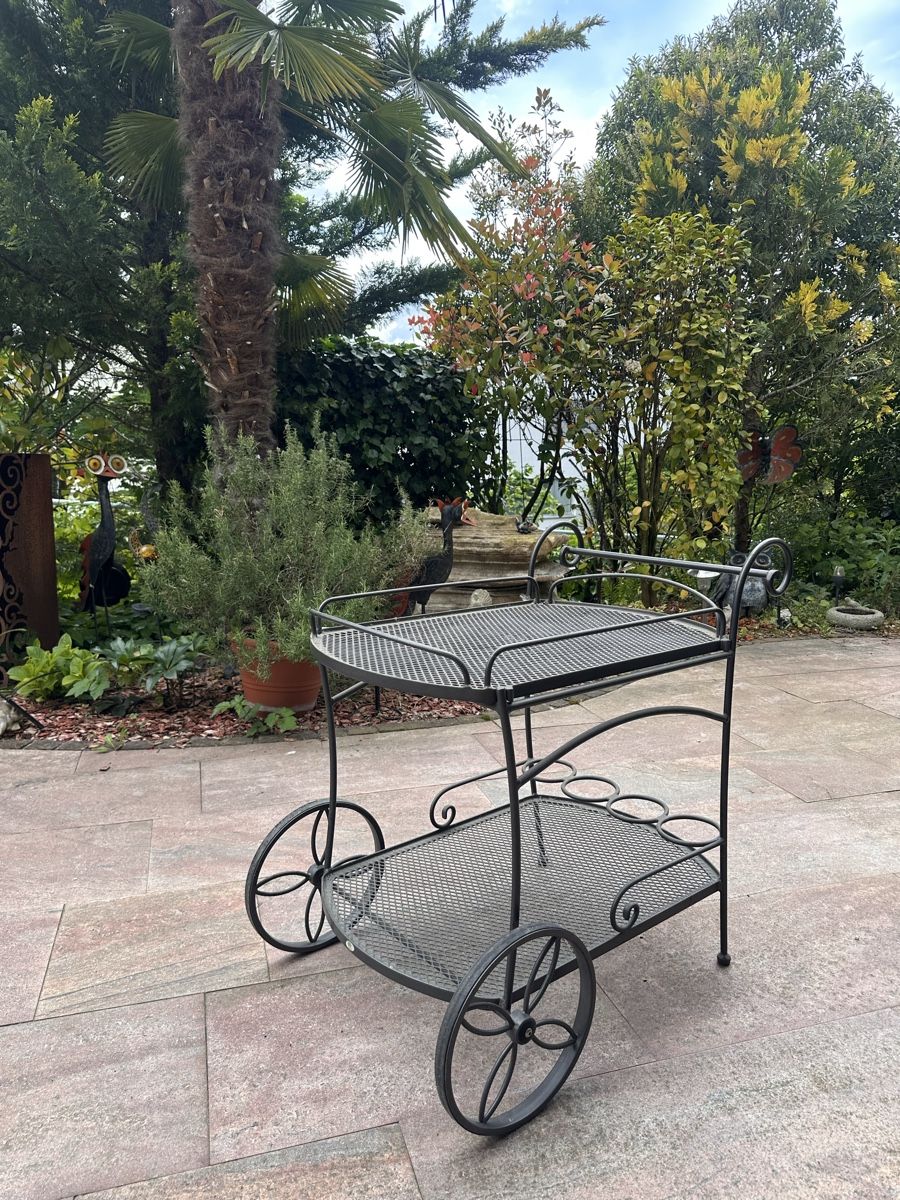 Set di tavolo e panche: Elegantes Gartenmöbel-Set aus Metall  – Usato da Allschwil venduto da 1994marco 1