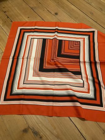 Schön gestreiftes Foulard