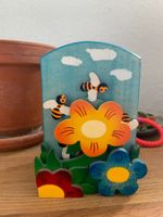 Musikdose zum Aufziehen mit Bienen um eine Blume kreisen