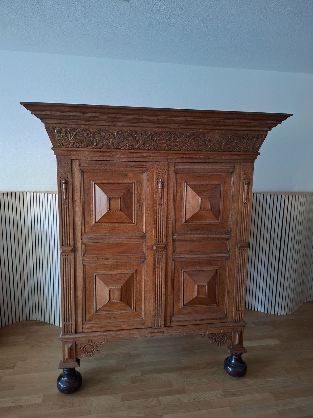 Schränke: Antik Eichenschrank mit Schnitzereien – Gebraucht aus Luzern von nse_62lh