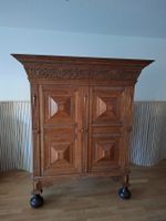 Antik Eichenschrank mit Schnitzereien