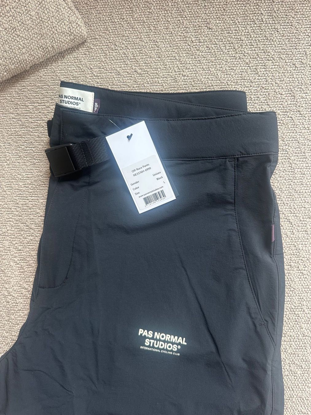 Pas Normal Studios Pantalons: Off-Race Pants, Size L, Pas Normal Studios - unisex – Neuf avec emballage d'origine à Thun par fizzy200 3