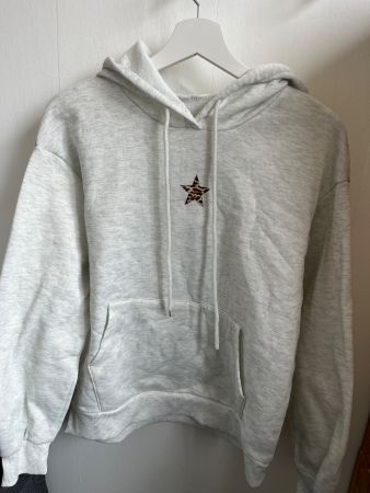 Hellgrauer Kapuzenpullover mit Backprint