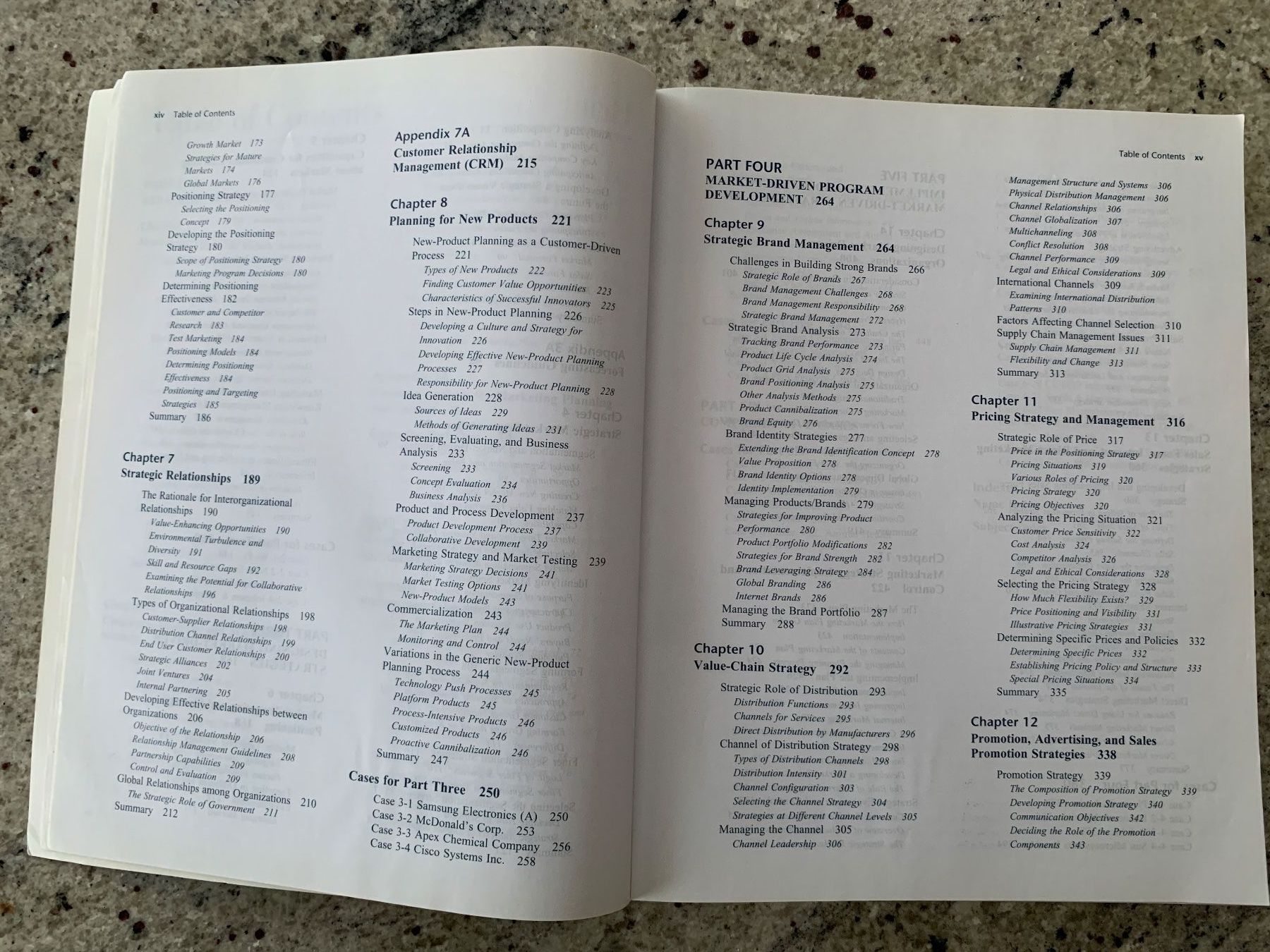 Livres: Book "Strategic Marketing", 8th edition – D'occasion à Genève par sunsustains 5