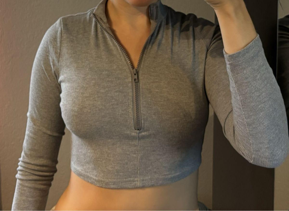 Maglioni & Felpe: Graues Crop Top mit Reissverschluss – Nuovo (secondo la descrizione) da Sumiswald venduto da fid_v269 1